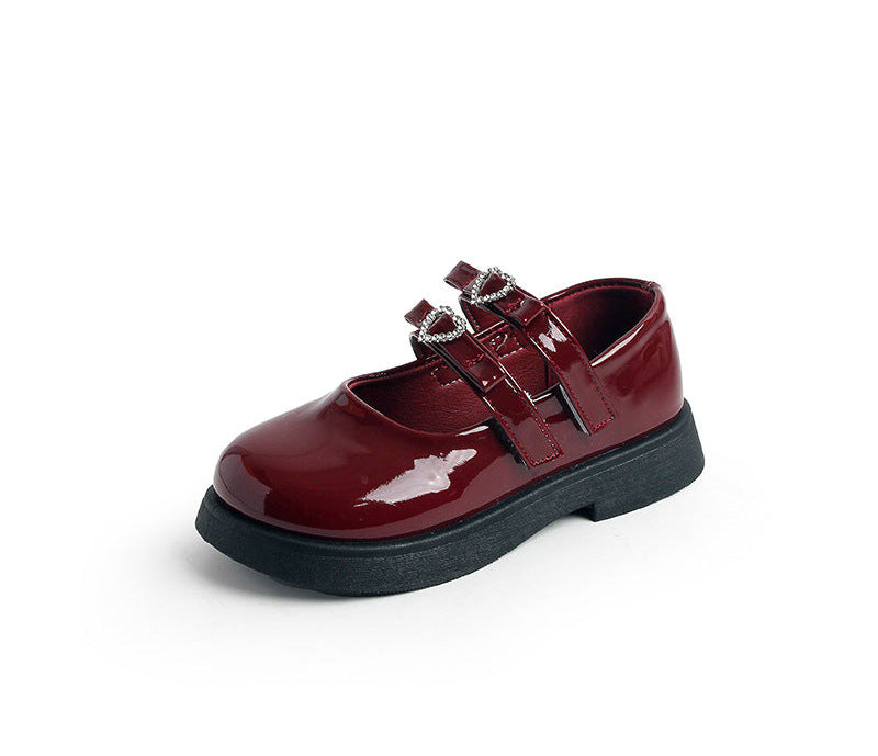 Zapato clásico elegante con diseño brillante en España