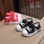 Zapato infantil con diseño de oso caricaturesco