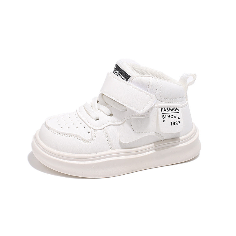 Zapato deportivo con diseño moderno en color blanco en España