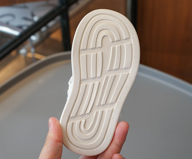 Zapato deportivo con diseño moderno en color blanco en España