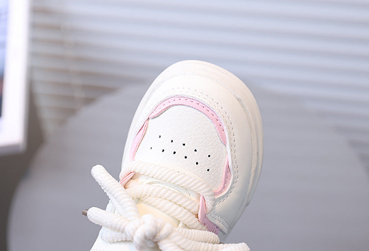 Zapato deportivo con combinación de colores rosa y blanco, de diseño moderno para niñas en España