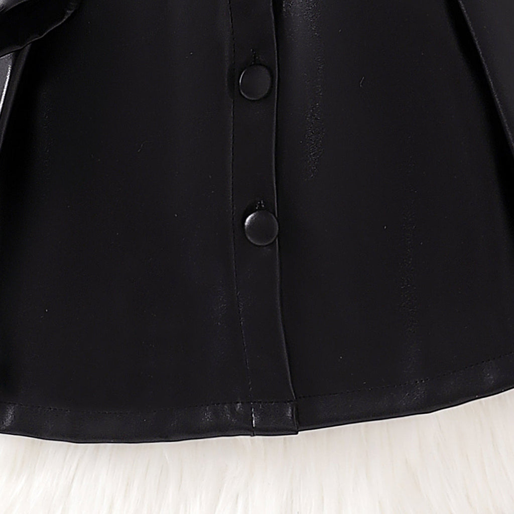 Abrigo de cuero negro con diseño elegante.