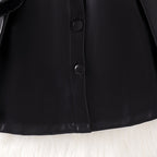 Abrigo de cuero negro con diseño elegante.