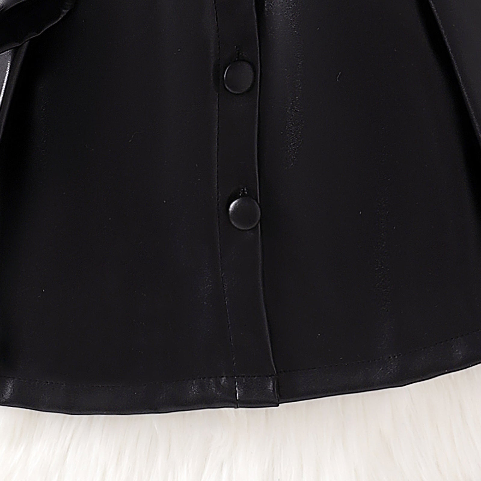 Abrigo de cuero negro con diseño elegante.