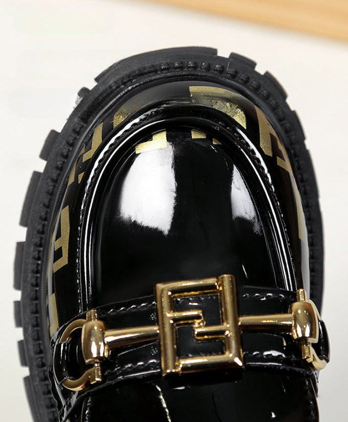 Zapato tipo loafer con diseño moderno y detalle dorado elegante en España