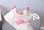 Zapato deportivo con combinación de colores rosa y blanco, de diseño moderno para niñas en España