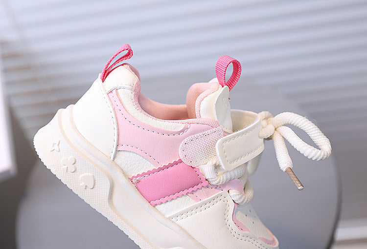 Zapato deportivo con combinación de colores rosa y blanco, de diseño moderno para niñas en España