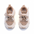 Zapatilla deportiva ligera y transpirable con cordones y diseño moderno para niños vista lateral