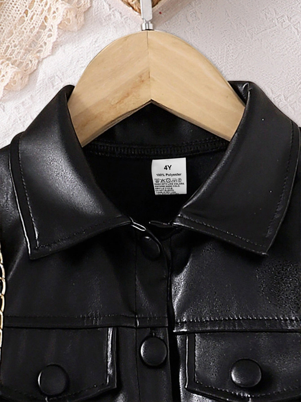 Abrigo de cuero negro con diseño elegante.