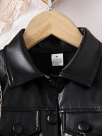 Abrigo de cuero negro con diseño elegante.