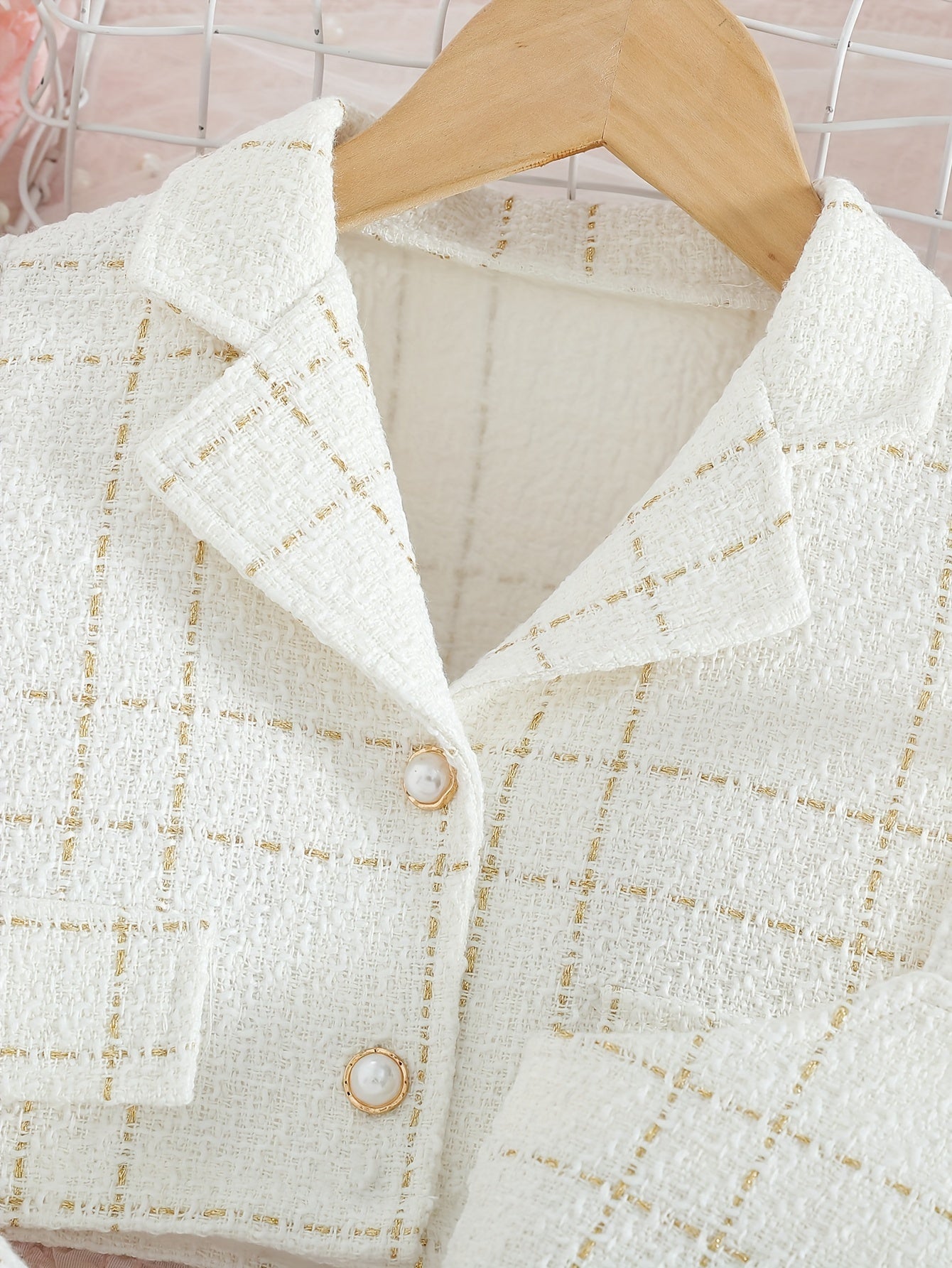 Conjunto de Tweed Marfil y Oro con Botones de Perla