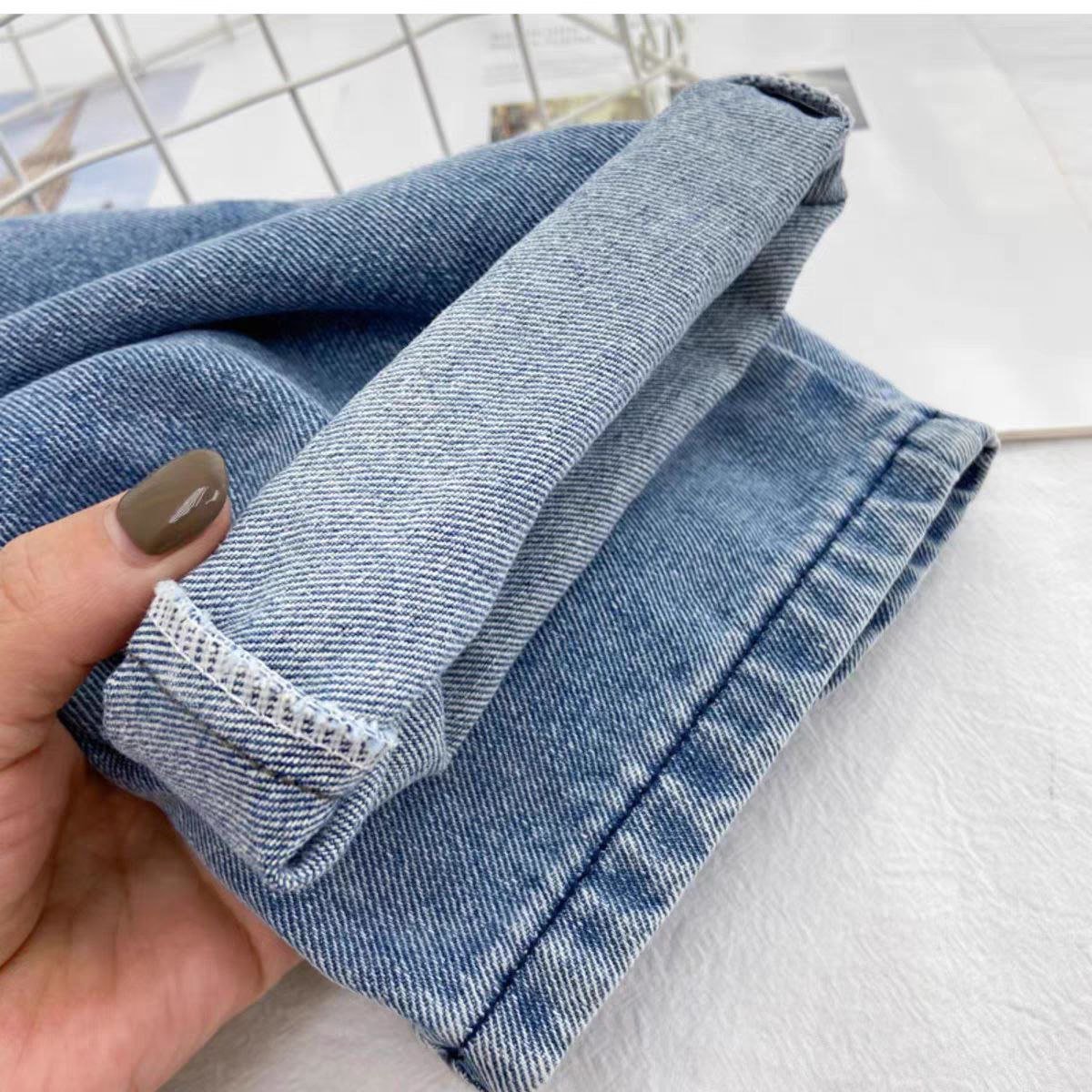 Conjunto de mezclilla para niños con estilo clásico y bolsillo delantero.