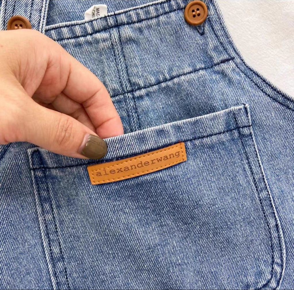 Conjunto de mezclilla para niños con estilo clásico y bolsillo delantero.