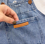 Conjunto de mezclilla para niños con estilo clásico y bolsillo delantero.