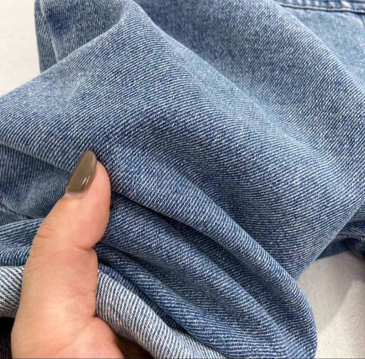 Conjunto de mezclilla para niños con estilo clásico y bolsillo delantero.