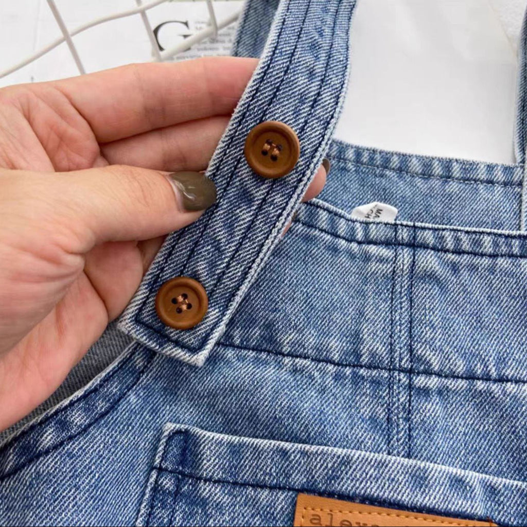 Conjunto de mezclilla para niños con estilo clásico y bolsillo delantero.