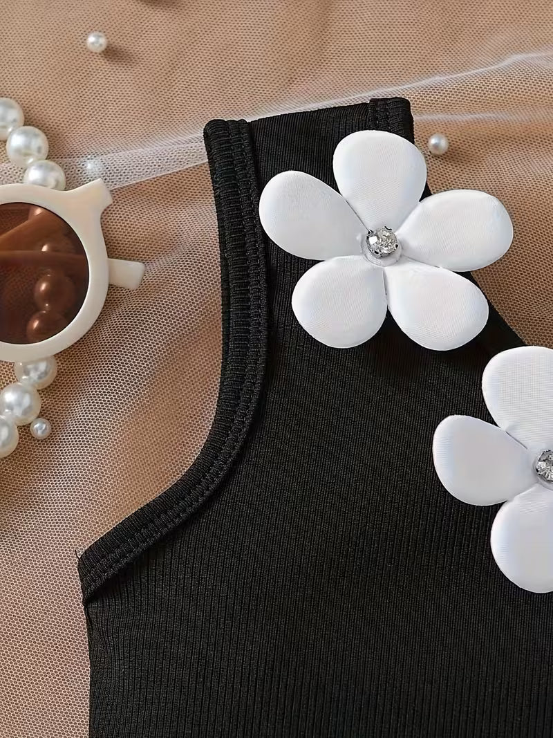 Conjunto de niña con top de espalda cruzada y shorts con flores 3D