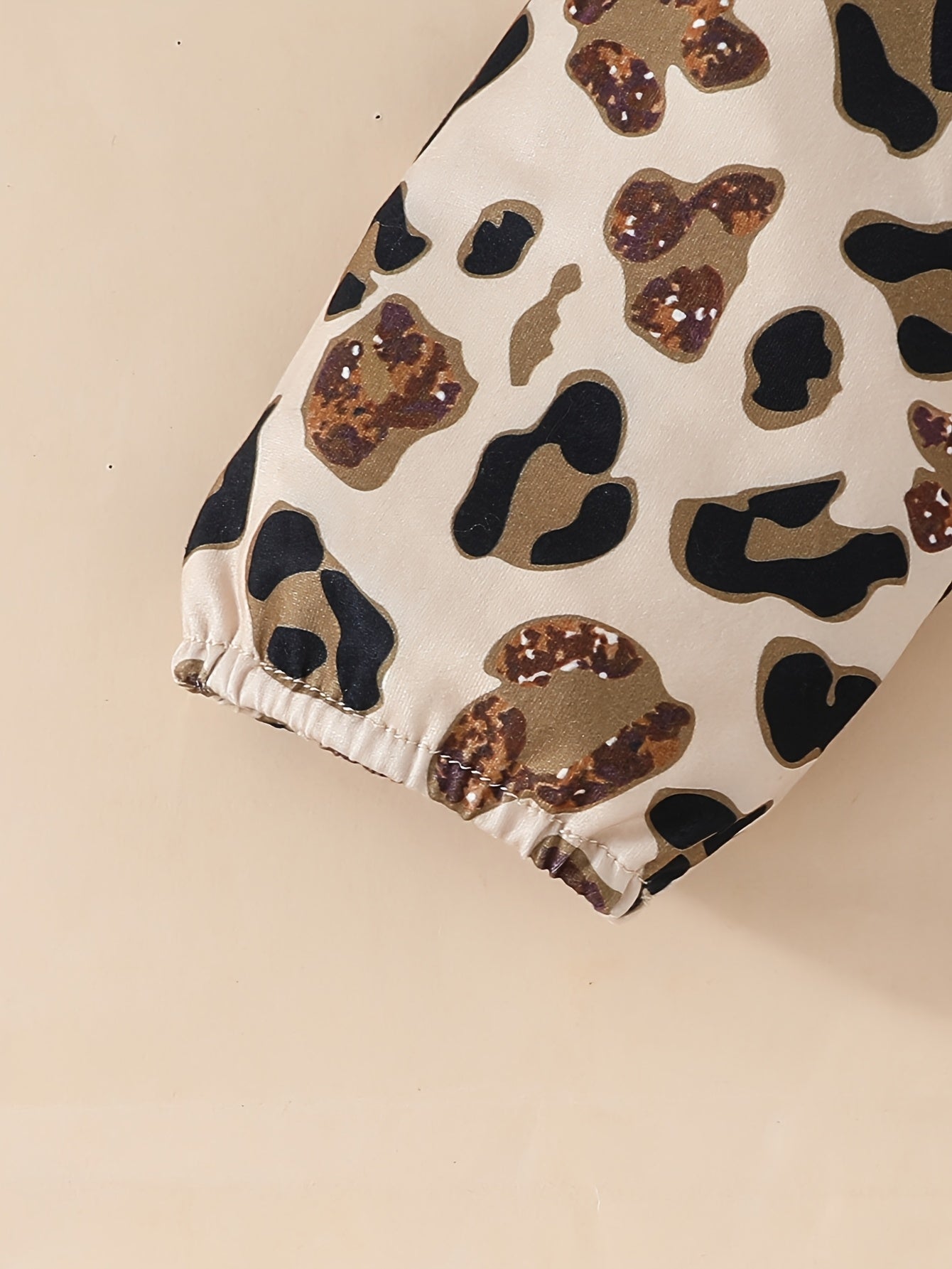 Conjunto de 3 piezas con diseño moderno y estampado de piel de tigre