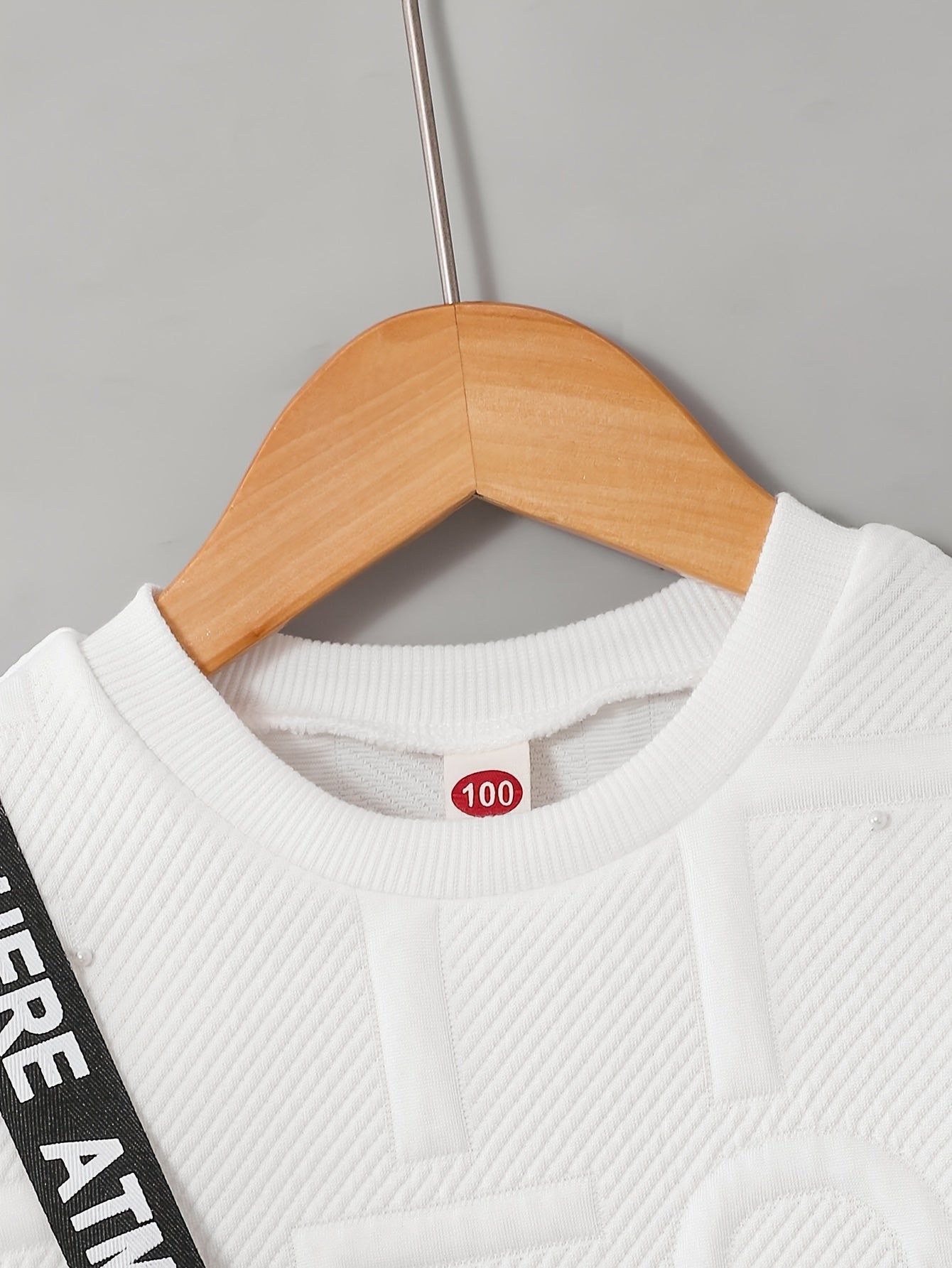 Conjunto de Verano para Niños: Camiseta y Pantalones Cortos Blancos con Textura de Letras