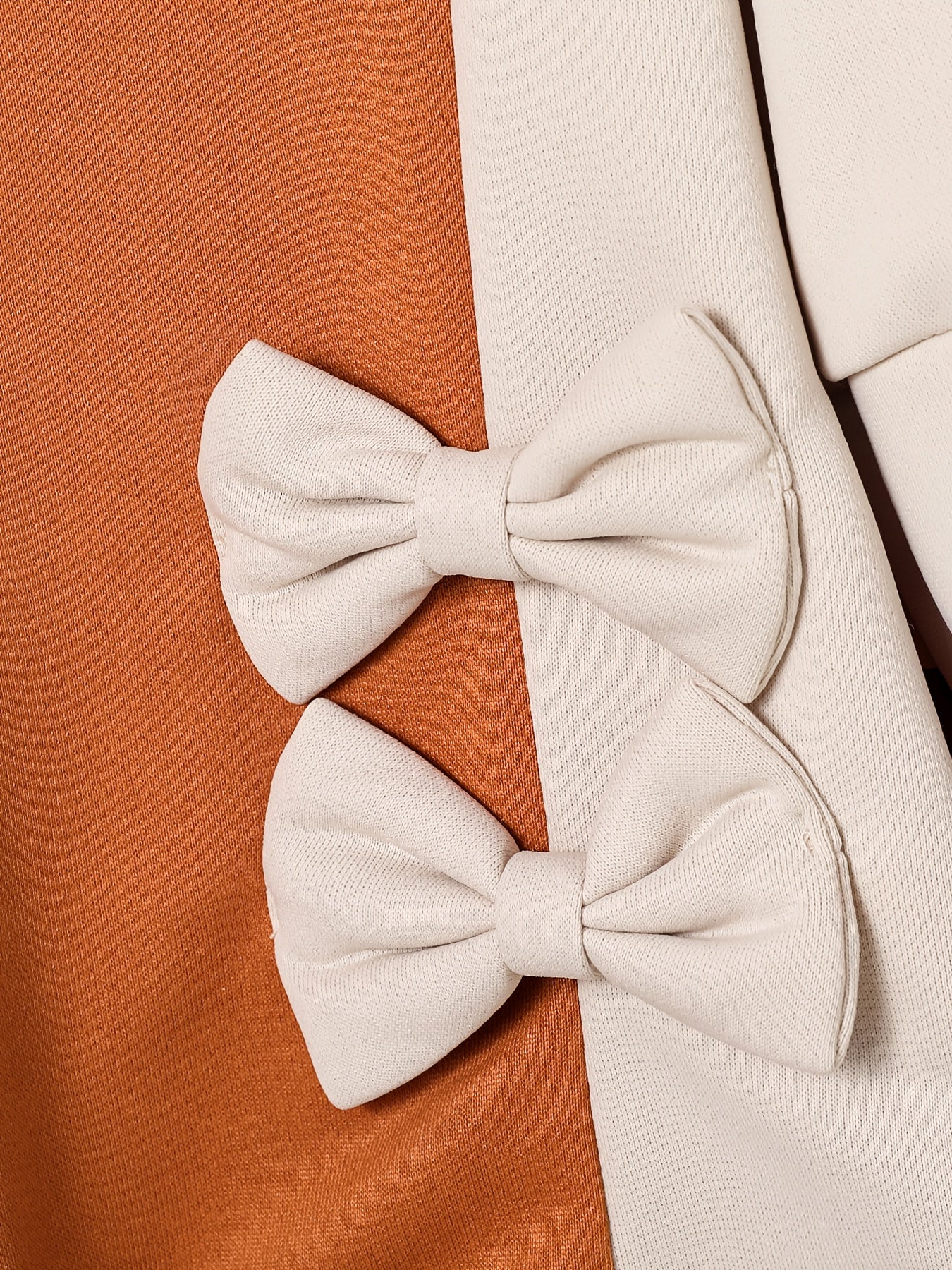 Conjunto Moderno de Algodón con Detalles de Lazos