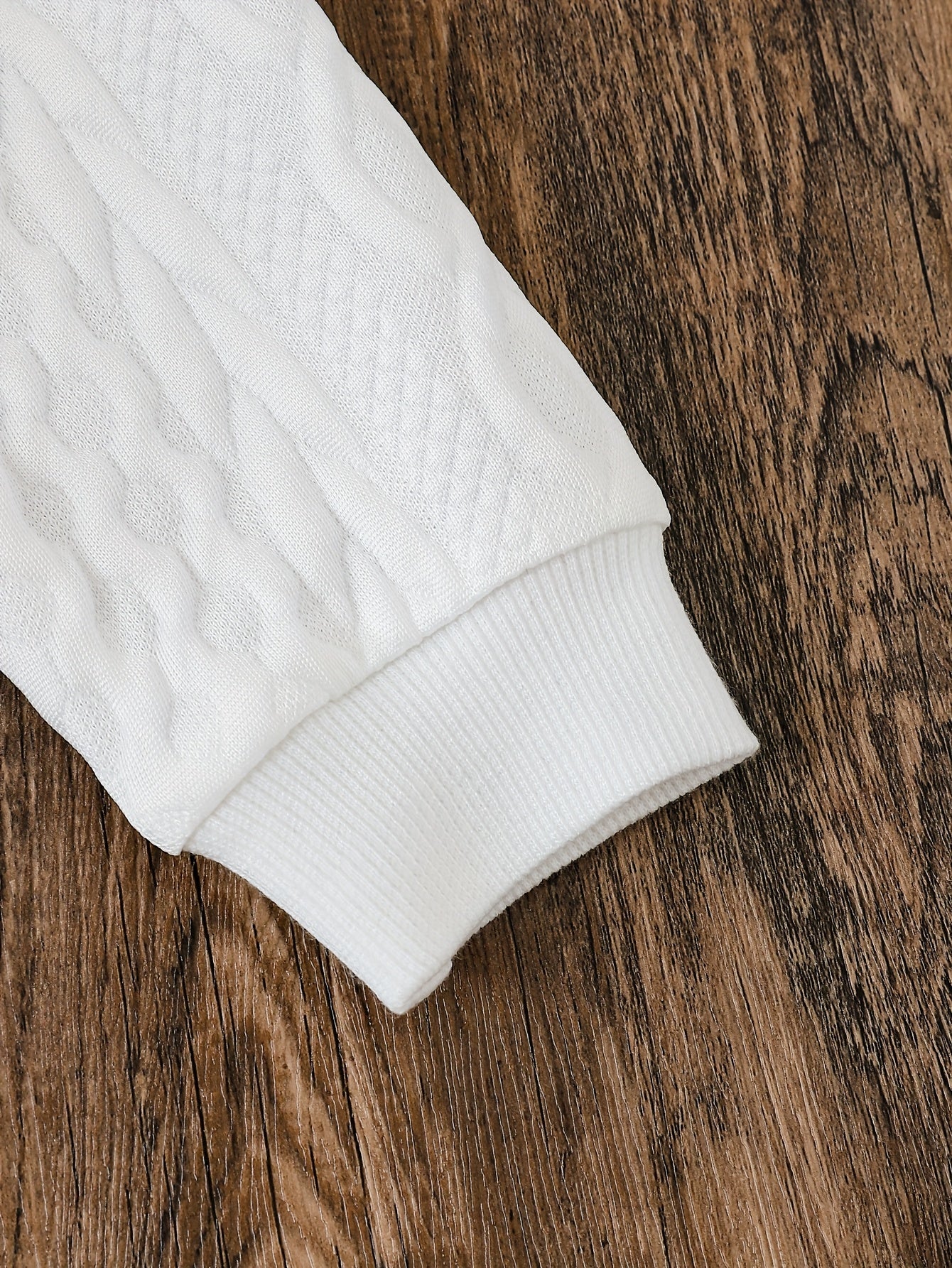 Conjunto de invierno elegante con mangas largas y vaqueros