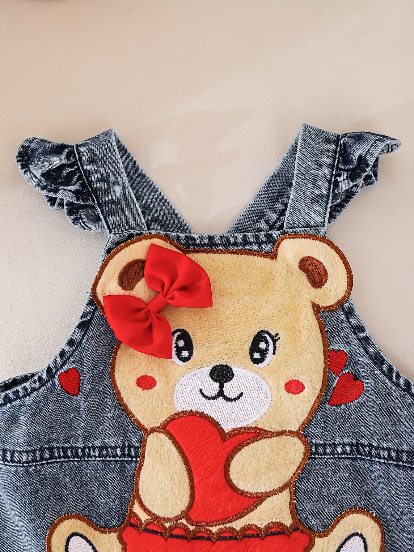 Peto vaquero con blusa blanca y un bordado de oso adorable