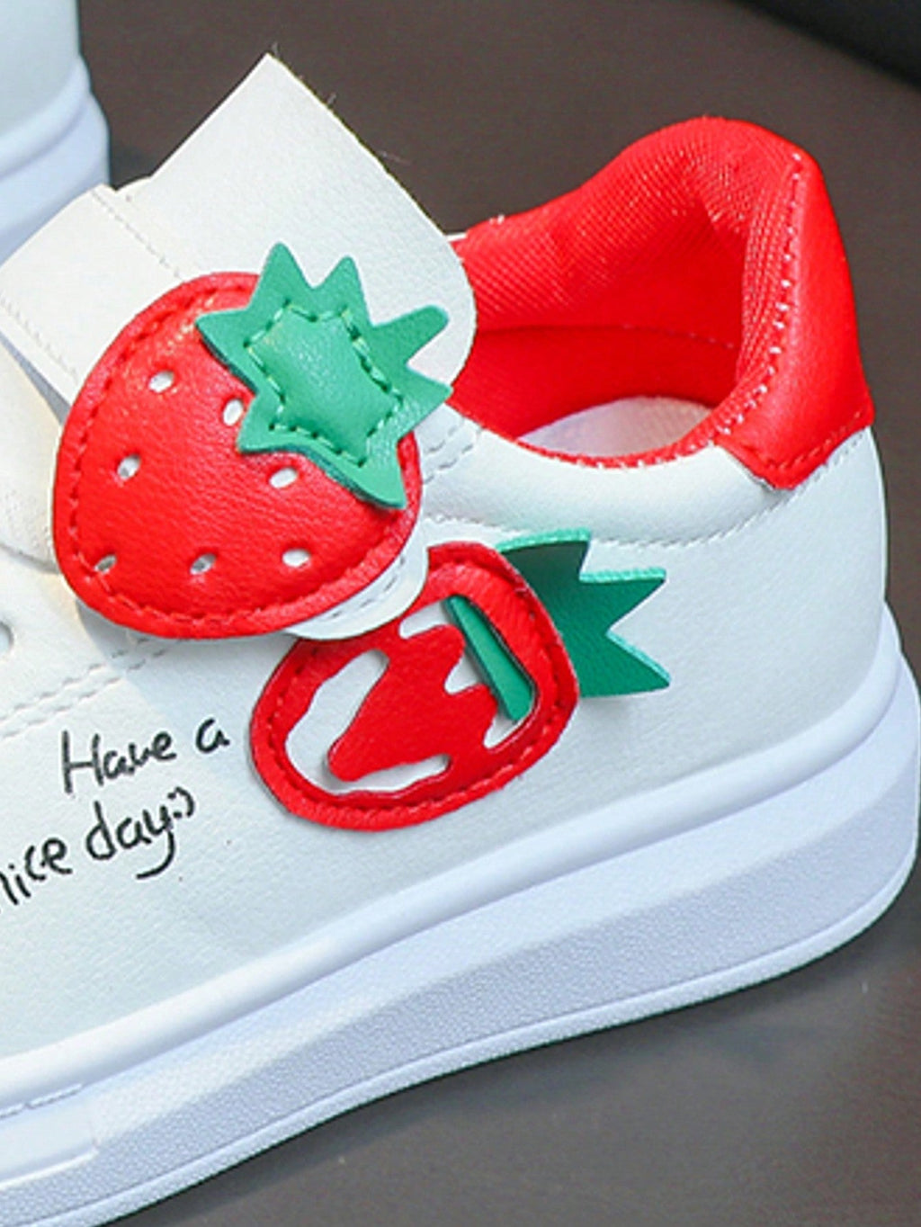 Zapato con diseño de fresa para niños en España