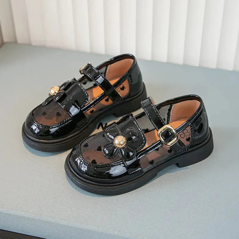 Vestido negro real acompañado de zapatos a juego y bolso