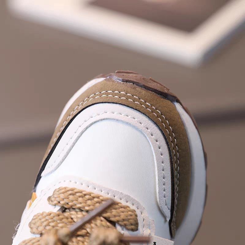 detalle zapatillas deportivas modernas para niños