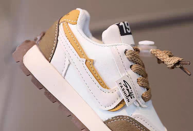 detalle zapatillas deportivas modernas para niños