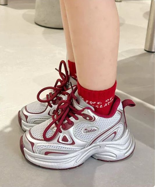 detalle zapatillas deportivas infantiles con diseño moderno