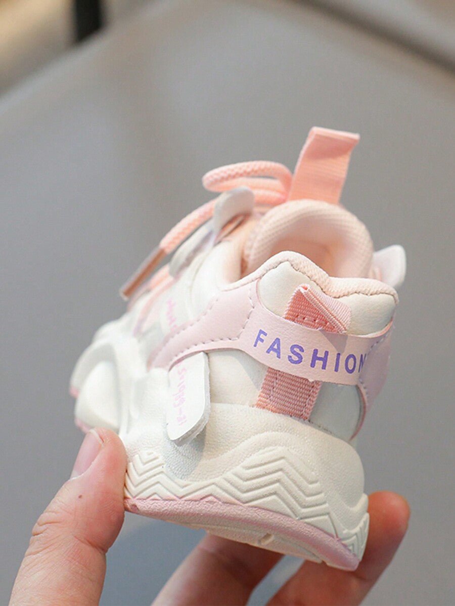 Zapatilla deportiva ligera y transpirable con cordones y diseño moderno para niños vista lateral