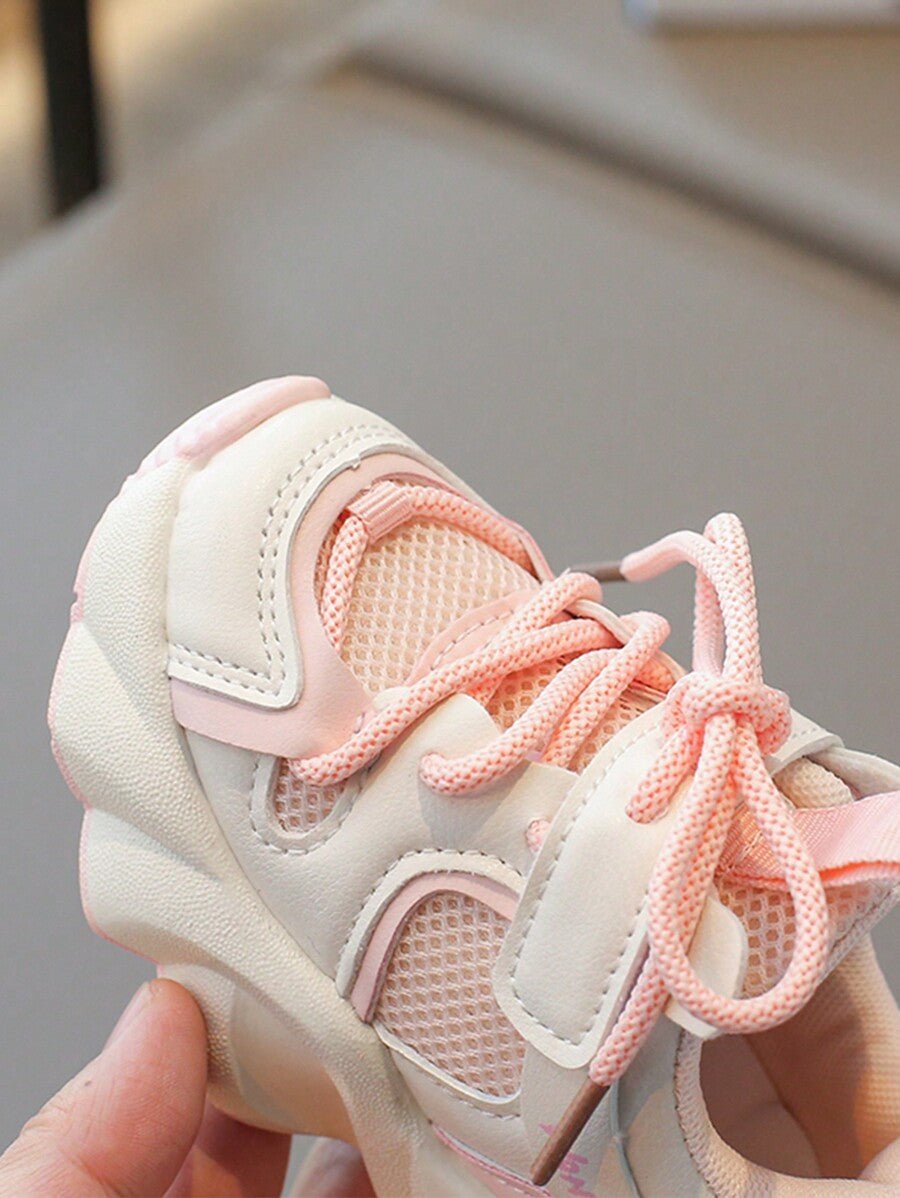 Zapatilla deportiva ligera y transpirable con cordones y diseño moderno para niños vista lateral