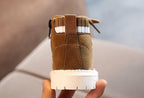 detalle zapatos de invierno cálidos para niños