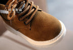 detalle zapatos de invierno cálidos para niños