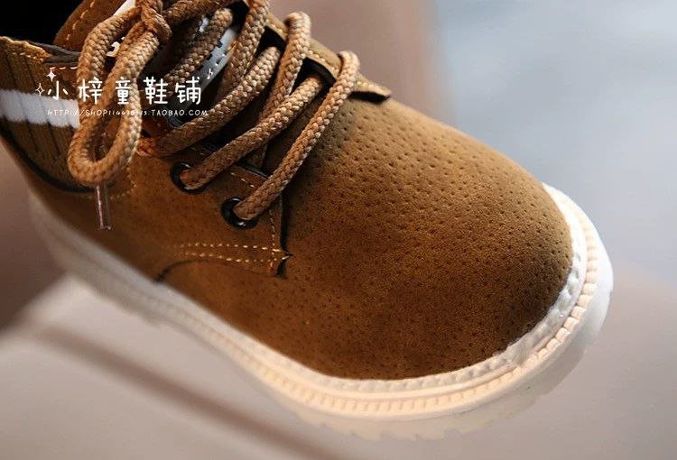 detalle zapatos de invierno cálidos para niños