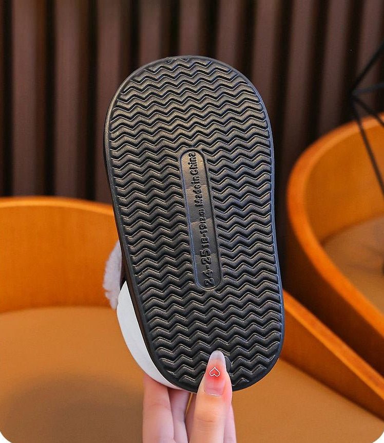 Zapato de invierno cálido con diseño de dibujos animados para niños en España