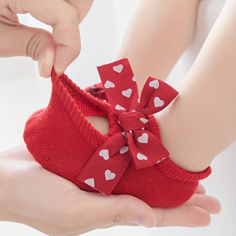 Calcetines de bebé con lazo rojo y estampado de corazones, diseño lindo y suave para niñas