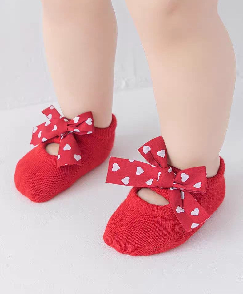 Calcetines de bebé con lazo rojo y estampado de corazones, diseño lindo y suave para niñas