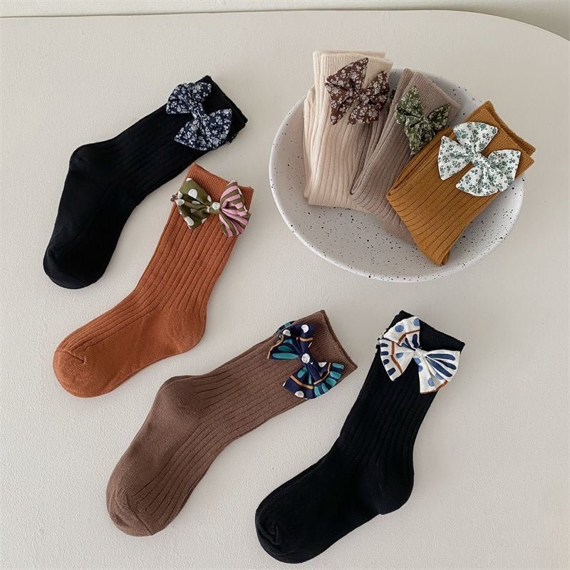 Calcetines para niñas decorados con lazos de tela – Dulzura y estilo infantil