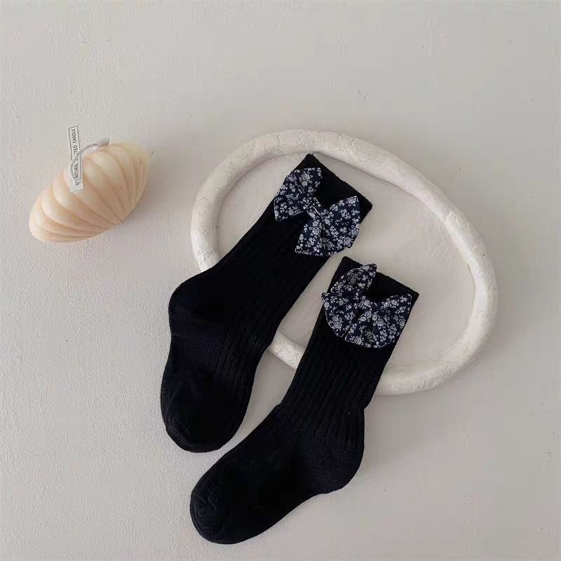 Calcetines para niñas decorados con lazos de tela – Dulzura y estilo infantil