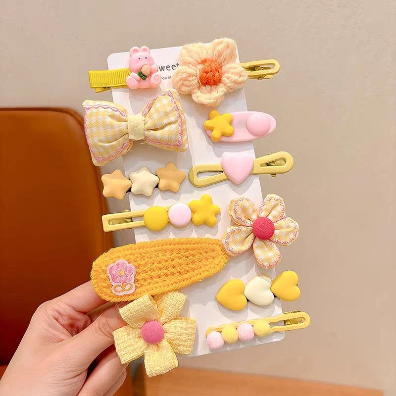 Pinzas para el cabello de niños con diseños decorativos: flores y formas adorables