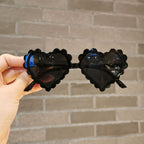 Gafas de sol para niñas pequeñas: diseño de corazón ondulado con lentes oscuras
