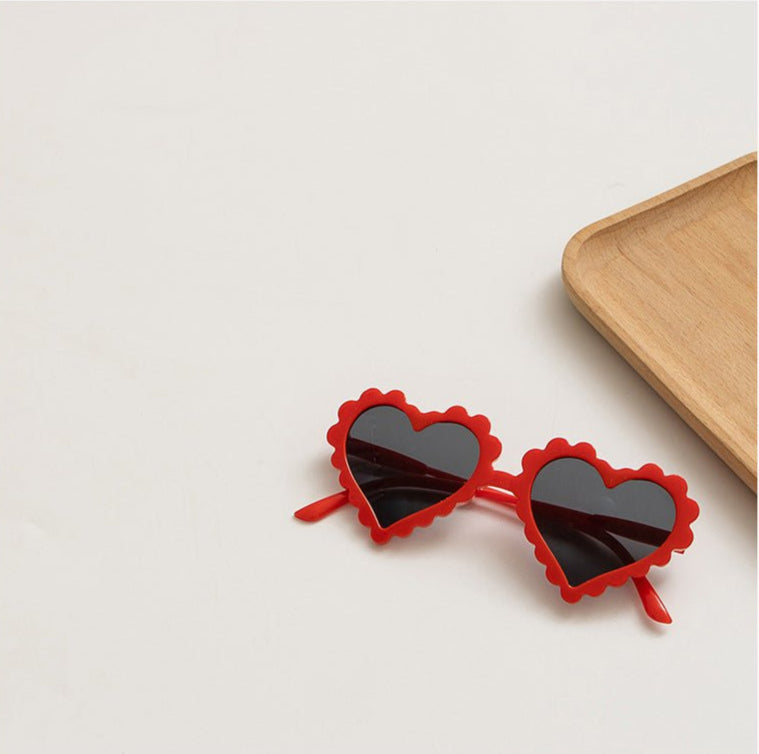 Gafas de sol para niñas pequeñas: diseño de corazón ondulado con lentes oscuras