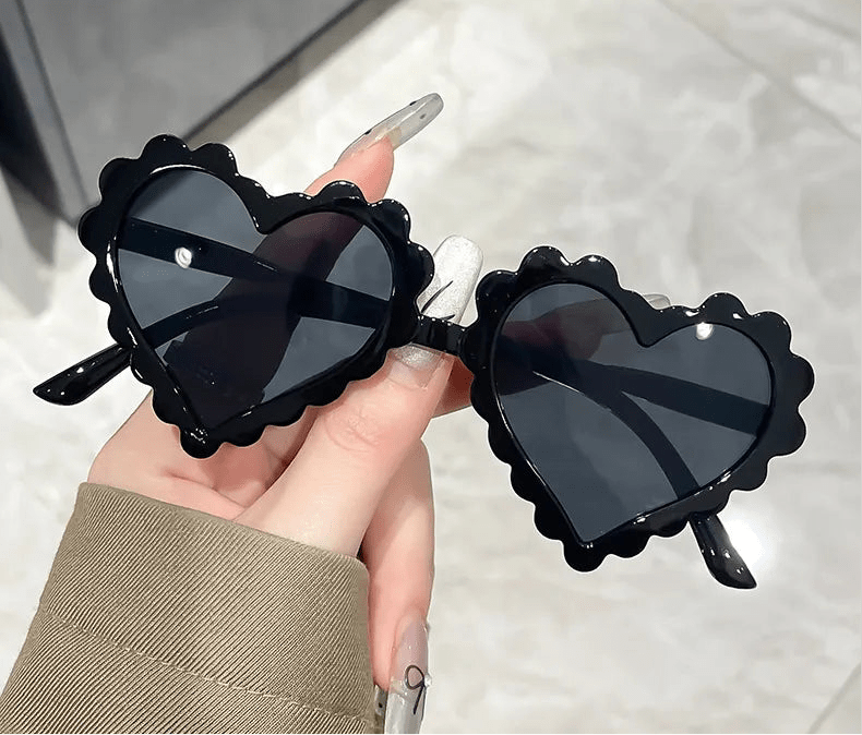 Gafas de sol para niñas pequeñas: diseño de corazón ondulado con lentes oscuras