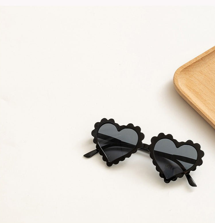Gafas de sol para niñas pequeñas: diseño de corazón ondulado con lentes oscuras