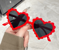 Gafas de sol para niñas pequeñas: diseño de corazón ondulado con lentes oscuras