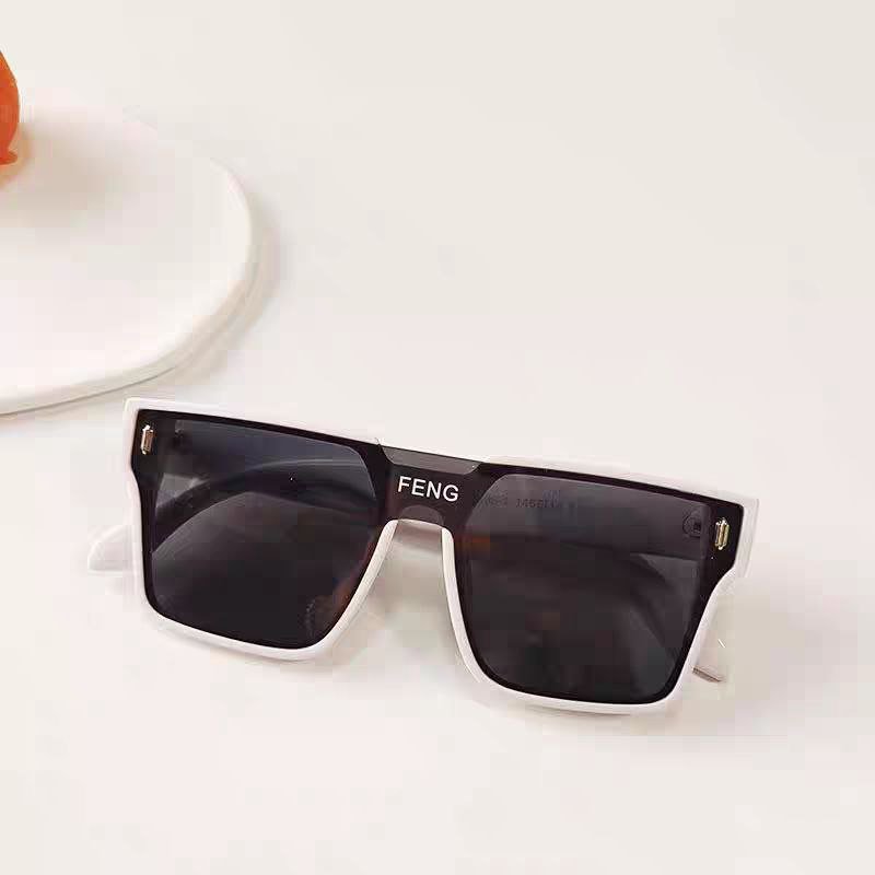 Gafas de sol para niños pequeños: montura cuadrada ancha con lentes oscuras protectoras