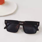 Gafas de sol para niños pequeños: montura cuadrada ancha con lentes oscuras protectoras