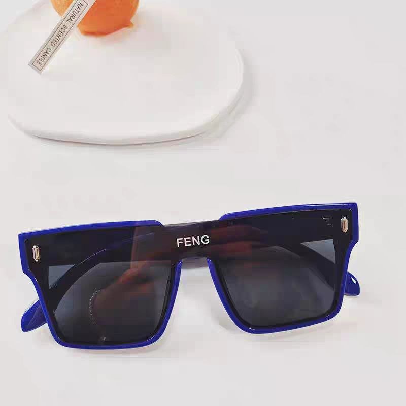 Gafas de sol para niños pequeños: montura cuadrada ancha con lentes oscuras protectoras